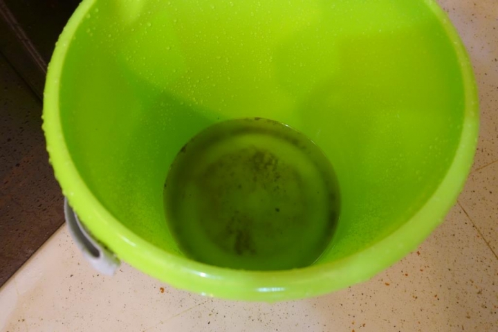 社區洗水塔造成家裡(一樓)水管噴髒水,總幹事態度超強硬...真的只能自己吞下去嗎?