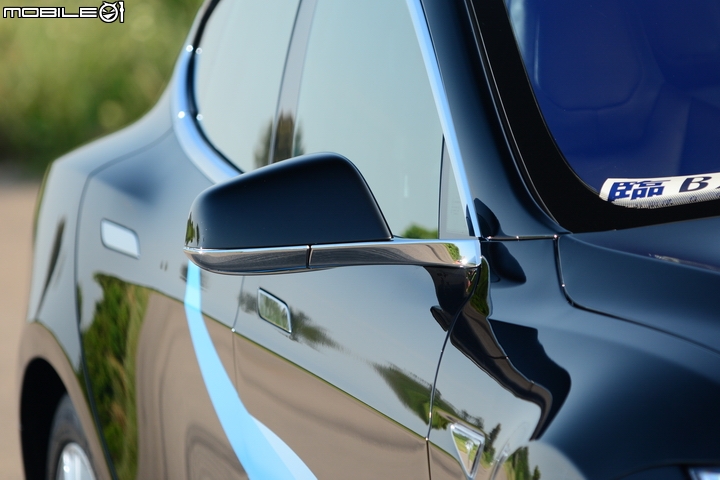 靜謐的狂傲性能 Tesla Model S P85D