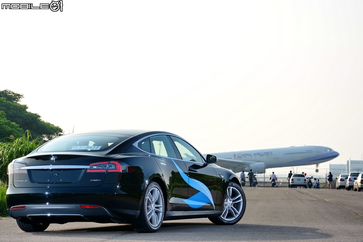 靜謐的狂傲性能 Tesla Model S P85D