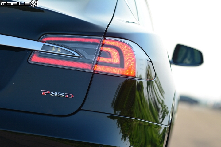 靜謐的狂傲性能 Tesla Model S P85D