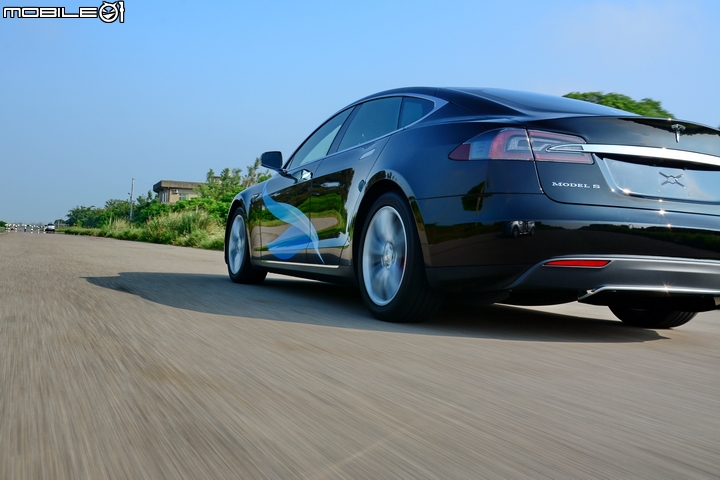 靜謐的狂傲性能 Tesla Model S P85D