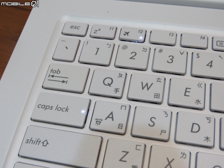 UX305 (5y10 低階版) 白色 簡單開箱~~~~