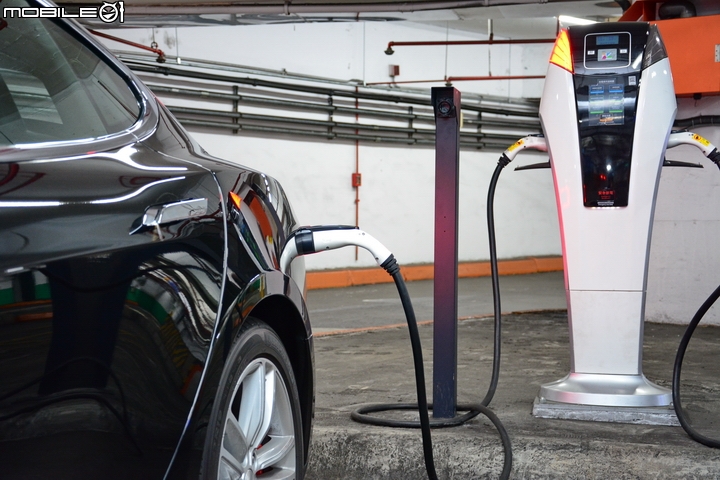靜謐的狂傲性能 Tesla Model S P85D