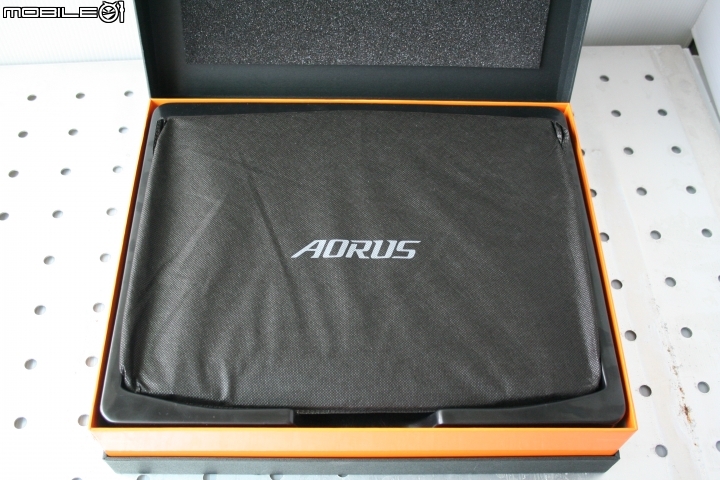 【開箱文】13.9吋輕薄電競效能與價格的王者 AORUS X3 Plus V3