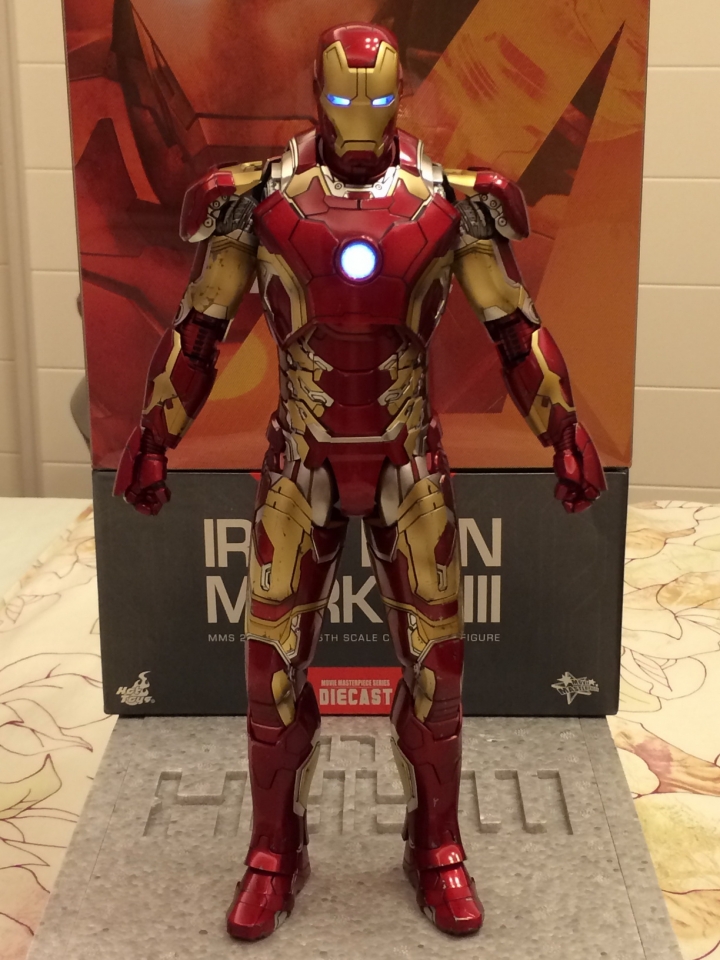 我的第一隻鋼鐵人-Hot Toys MK43 開箱(5/29新增--戰損頭發光效果圖,及換發射飛彈前手臂效果圖!)