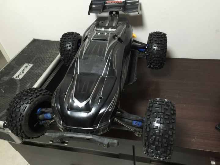 Traxxas SUMMIT改E-REVO (圖多)