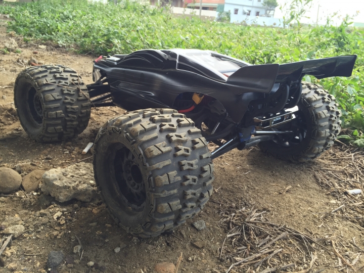Traxxas SUMMIT改E-REVO (圖多)