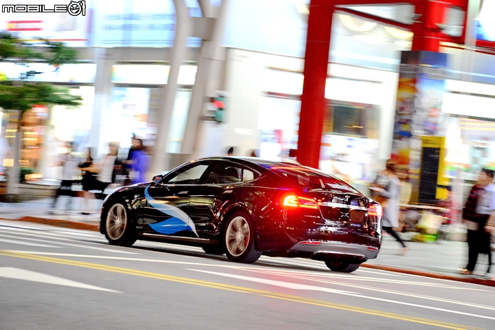 靜謐的狂傲性能 Tesla Model S P85D