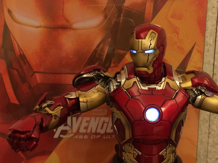 我的第一隻鋼鐵人-Hot Toys MK43 開箱(5/29新增--戰損頭發光效果圖,及換發射飛彈前手臂效果圖!)