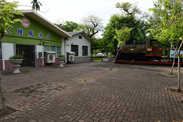 台糖大壁畫阿勃勒盛開真美,往前看台糖小火車,吃冰涼台糖的冰。