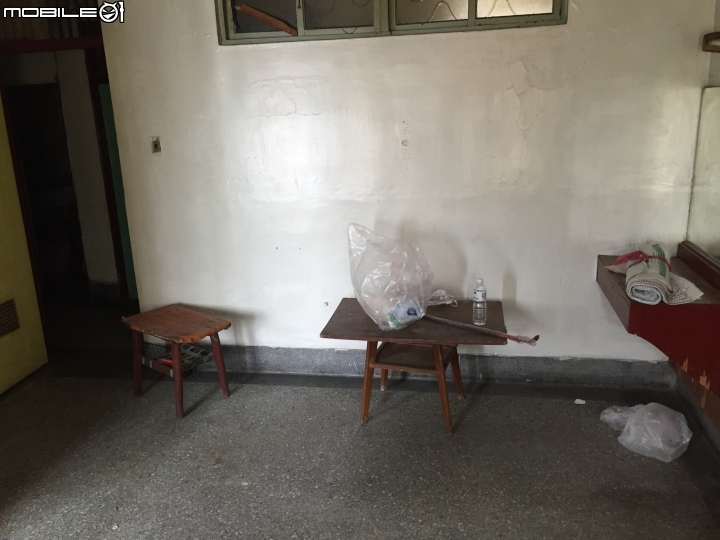(0706地板拋光)舊屋大改造 工業風loft DIY 鐵水管床 手工文化石 仿清水模 穀倉門(含軌道) 拉花水泥地板 水泥雕花 獻醜進行中 夢想的微型背包客棧 圖多慎入!!