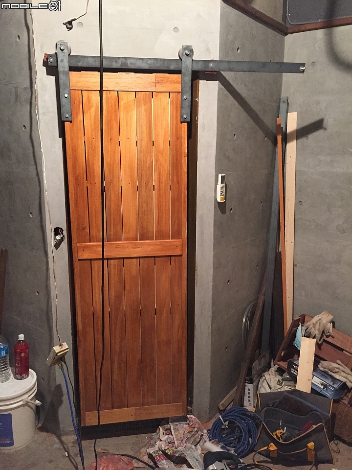(0706地板拋光)舊屋大改造 工業風loft DIY 鐵水管床 手工文化石 仿清水模 穀倉門(含軌道) 拉花水泥地板 水泥雕花 獻醜進行中 夢想的微型背包客棧 圖多慎入!!