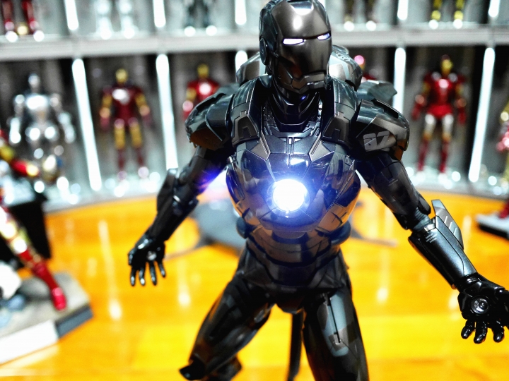 {很多圖} 多個鋼鐵人開箱!!! (有hot toys 黑色馬克7 有鋼鐵狂鞭 有馬克43 有超級自改鋼鐵人 有sideshow 1:1胸像)