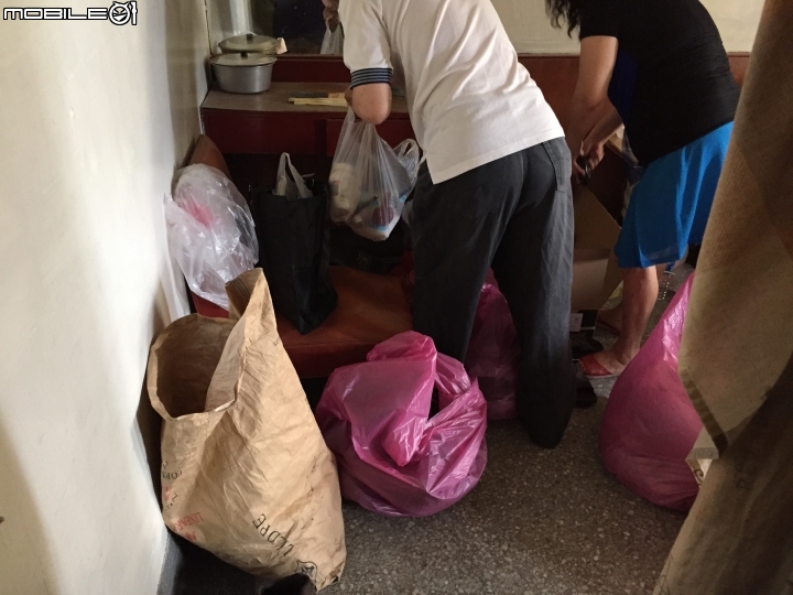 (0706地板拋光)舊屋大改造 工業風loft DIY 鐵水管床 手工文化石 仿清水模 穀倉門(含軌道) 拉花水泥地板 水泥雕花 獻醜進行中 夢想的微型背包客棧 圖多慎入!!