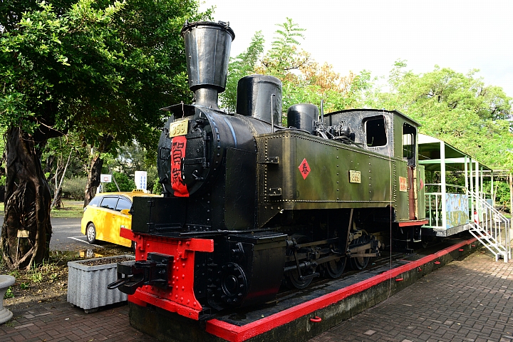 台糖大壁畫阿勃勒盛開真美,往前看台糖小火車,吃冰涼台糖的冰。
