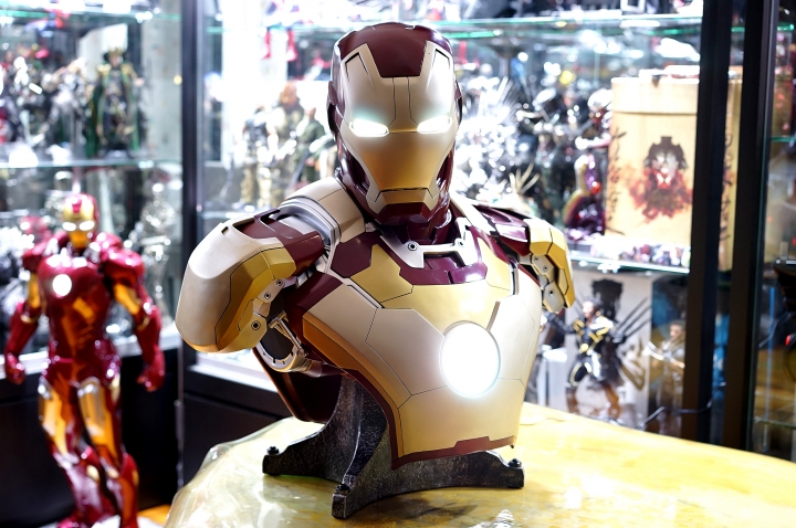{很多圖} 多個鋼鐵人開箱!!! (有hot toys 黑色馬克7 有鋼鐵狂鞭 有馬克43 有超級自改鋼鐵人 有sideshow 1:1胸像)
