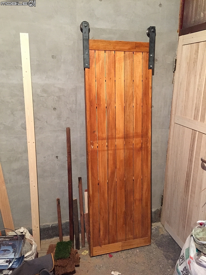 (0706地板拋光)舊屋大改造 工業風loft DIY 鐵水管床 手工文化石 仿清水模 穀倉門(含軌道) 拉花水泥地板 水泥雕花 獻醜進行中 夢想的微型背包客棧 圖多慎入!!