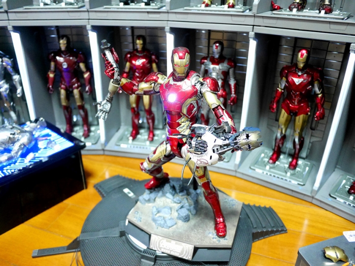 {很多圖} 多個鋼鐵人開箱!!! (有hot toys 黑色馬克7 有鋼鐵狂鞭 有馬克43 有超級自改鋼鐵人 有sideshow 1:1胸像)