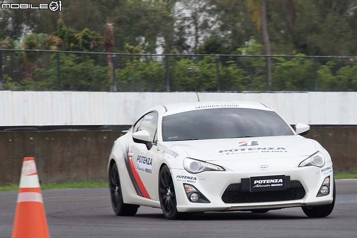 跑格再進化 大鵬灣縱情體驗全新普利司通Potenza Adrenalin RE003
