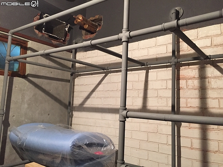 (0706地板拋光)舊屋大改造 工業風loft DIY 鐵水管床 手工文化石 仿清水模 穀倉門(含軌道) 拉花水泥地板 水泥雕花 獻醜進行中 夢想的微型背包客棧 圖多慎入!!