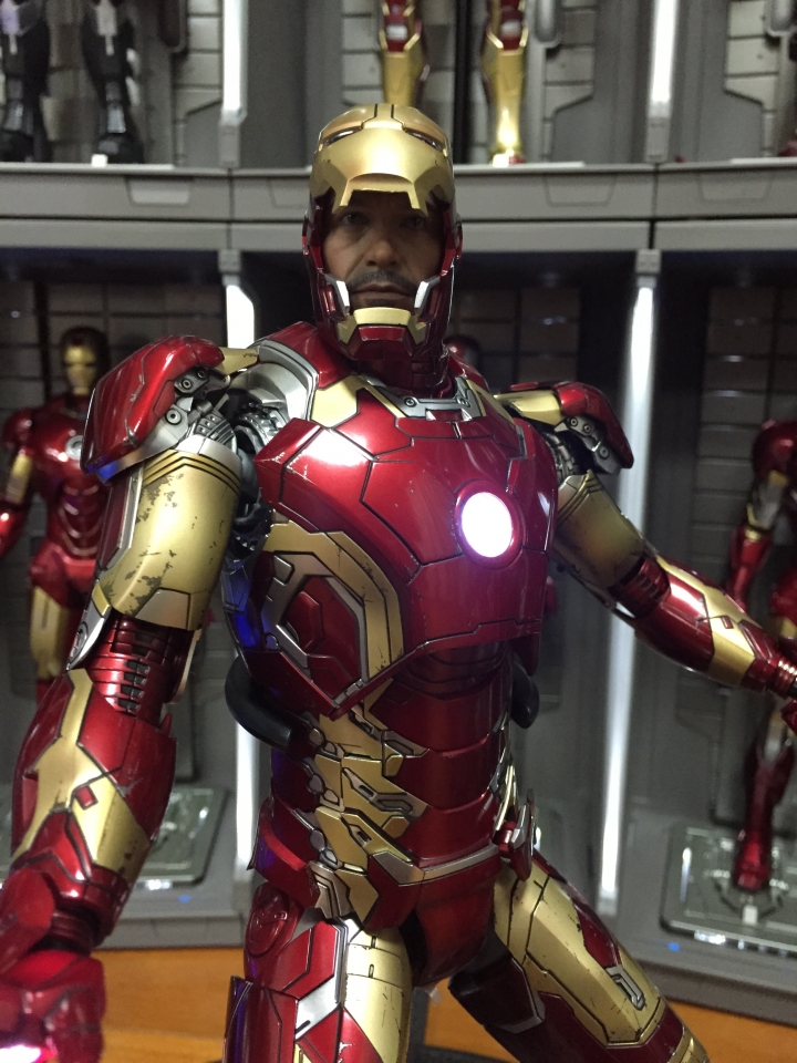 {很多圖} 多個鋼鐵人開箱!!! (有hot toys 黑色馬克7 有鋼鐵狂鞭 有馬克43 有超級自改鋼鐵人 有sideshow 1:1胸像)