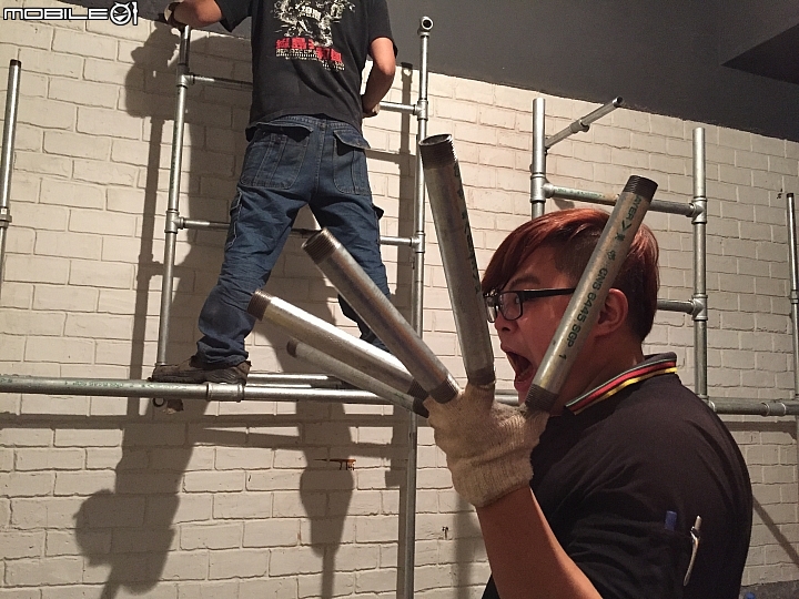(0706地板拋光)舊屋大改造 工業風loft DIY 鐵水管床 手工文化石 仿清水模 穀倉門(含軌道) 拉花水泥地板 水泥雕花 獻醜進行中 夢想的微型背包客棧 圖多慎入!!