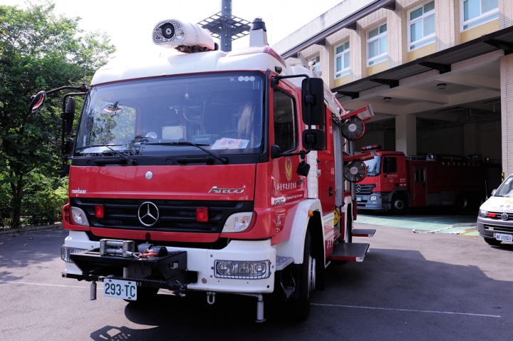 奧地利TLF2000/400 AT 羅生寶「多功能救助器材車」開箱文!
