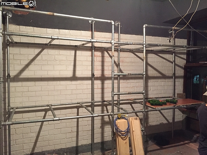 (0706地板拋光)舊屋大改造 工業風loft DIY 鐵水管床 手工文化石 仿清水模 穀倉門(含軌道) 拉花水泥地板 水泥雕花 獻醜進行中 夢想的微型背包客棧 圖多慎入!!