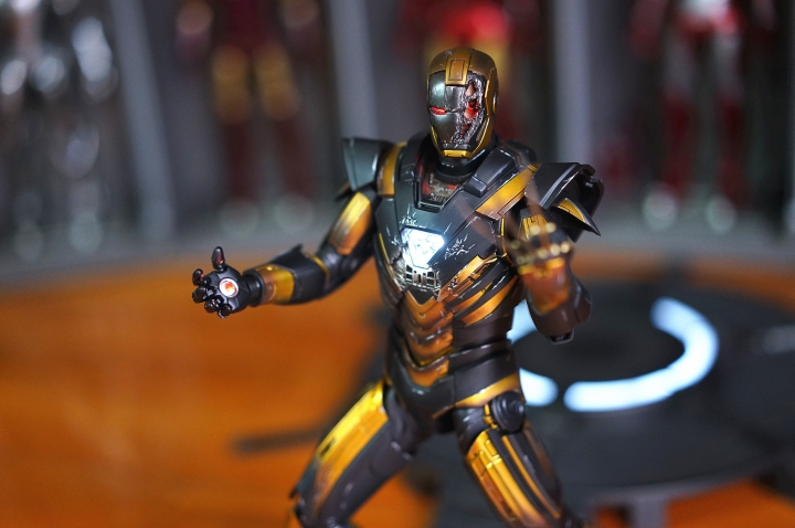 {很多圖} 多個鋼鐵人開箱!!! (有hot toys 黑色馬克7 有鋼鐵狂鞭 有馬克43 有超級自改鋼鐵人 有sideshow 1:1胸像)