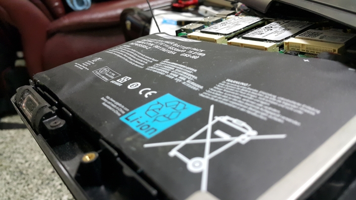 技嘉電池膨脹不是偶發事件, 也發生在我身上了,而且我現役這顆電池還是換過的