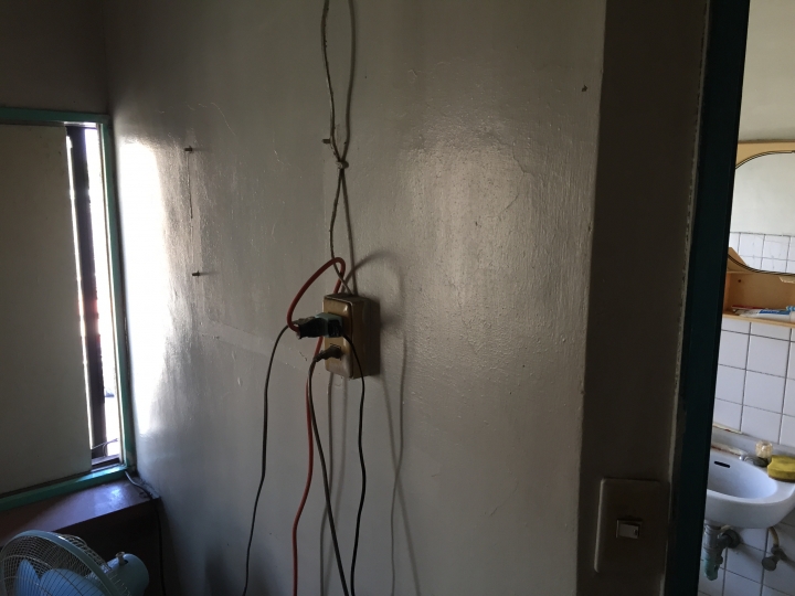 (0706地板拋光)舊屋大改造 工業風loft DIY 鐵水管床 手工文化石 仿清水模 穀倉門(含軌道) 拉花水泥地板 水泥雕花 獻醜進行中 夢想的微型背包客棧 圖多慎入!!