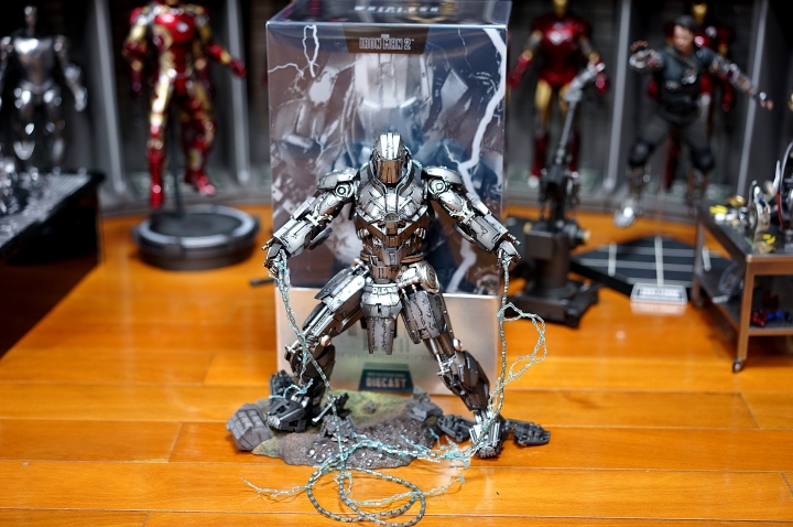 {很多圖} 多個鋼鐵人開箱!!! (有hot toys 黑色馬克7 有鋼鐵狂鞭 有馬克43 有超級自改鋼鐵人 有sideshow 1:1胸像)