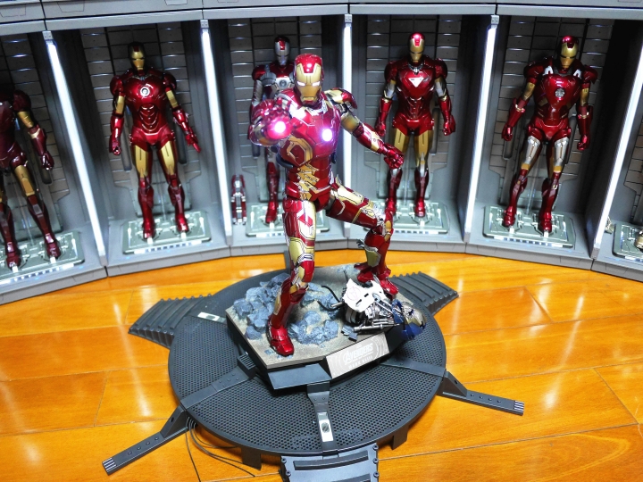 {很多圖} 多個鋼鐵人開箱!!! (有hot toys 黑色馬克7 有鋼鐵狂鞭 有馬克43 有超級自改鋼鐵人 有sideshow 1:1胸像)