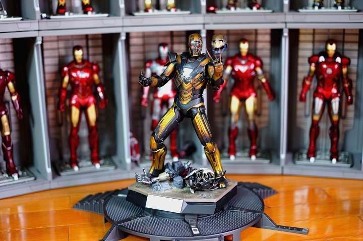 {很多圖} 多個鋼鐵人開箱!!! (有hot toys 黑色馬克7 有鋼鐵狂鞭 有馬克43 有超級自改鋼鐵人 有sideshow 1:1胸像)