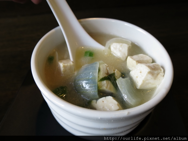 台中西區.雪花纖薄爆肉汁的Q彈煎餃@西川家燒餃子