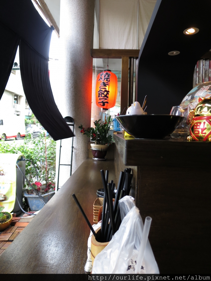 台中西區.雪花纖薄爆肉汁的Q彈煎餃@西川家燒餃子