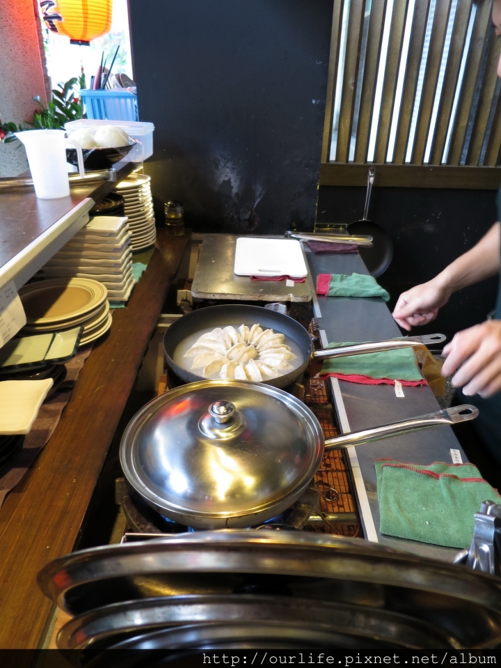 台中西區.雪花纖薄爆肉汁的Q彈煎餃@西川家燒餃子