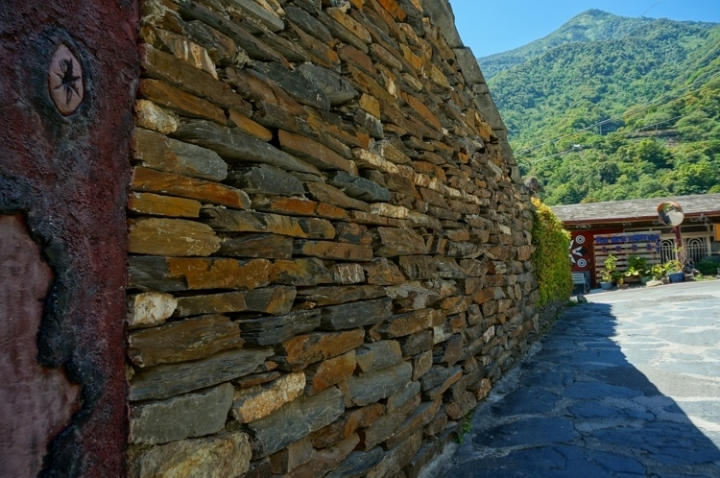 ▌屏東霧台‧旅遊景點 ▌魯凱族特色文化與美食的饗宴【霧台部落、霧台國小、長老教會、岩板巷藝術街、神山愛玉】