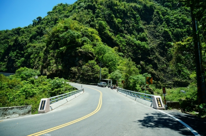 ▌屏東霧台‧旅遊景點 ▌魯凱族特色文化與美食的饗宴【霧台部落、霧台國小、長老教會、岩板巷藝術街、神山愛玉】