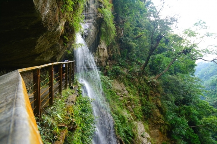 ▌嘉義梅山‧旅遊景點 ▌魅力無法擋的穿瀑奇景【竹坑溪步道龍宮瀑布、雷音瀑布】