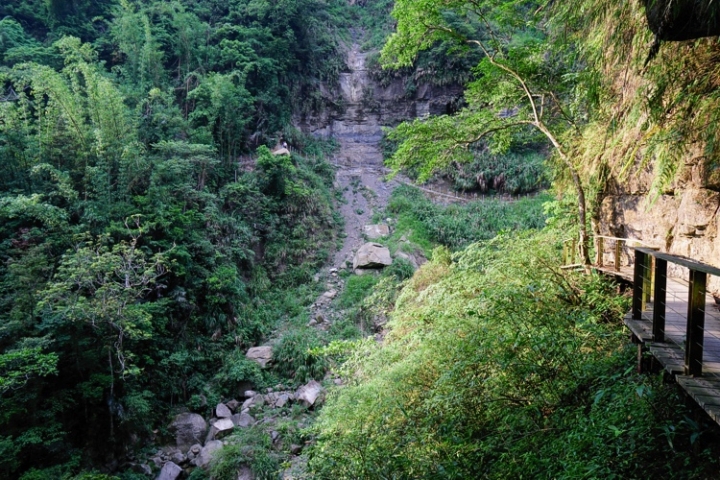 ▌嘉義梅山‧旅遊景點 ▌魅力無法擋的穿瀑奇景【竹坑溪步道龍宮瀑布、雷音瀑布】