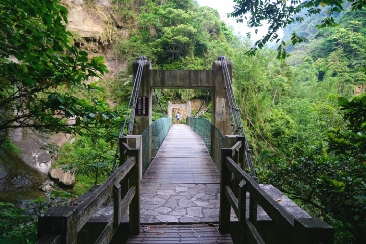 ▌嘉義梅山‧旅遊景點 ▌魅力無法擋的穿瀑奇景【竹坑溪步道龍宮瀑布、雷音瀑布】