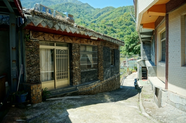 ▌屏東霧台‧旅遊景點 ▌魯凱族特色文化與美食的饗宴【霧台部落、霧台國小、長老教會、岩板巷藝術街、神山愛玉】
