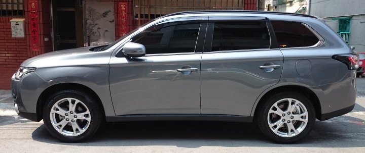 outlander 4wd 進階型 104/7/4交車囉~