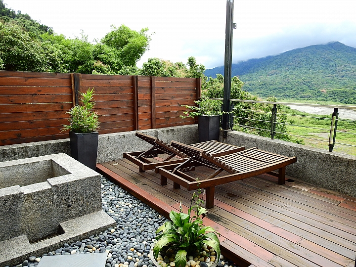 寶來天闊溫泉會館住宿、露營兩相宜,就是要泡湯。