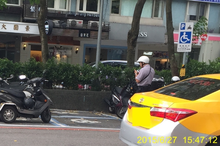 耍小聰明亂停車~看看警察如何處理~開單?不開單?~身心障礙專用停車位