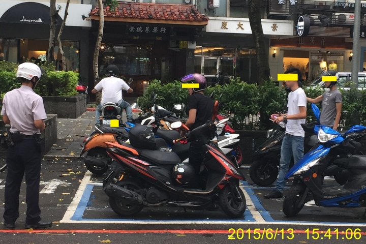 耍小聰明亂停車~看看警察如何處理~開單?不開單?~身心障礙專用停車位