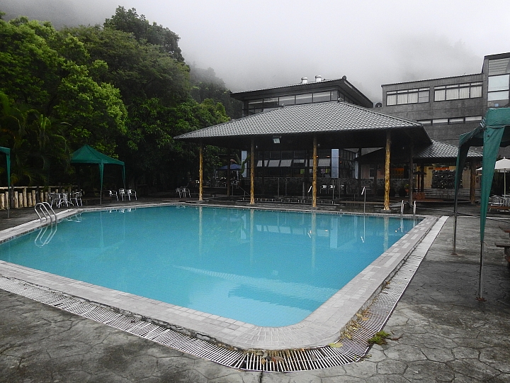 寶來天闊溫泉會館住宿、露營兩相宜,就是要泡湯。