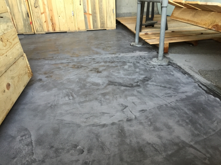 (0706地板拋光)舊屋大改造 工業風loft DIY 鐵水管床 手工文化石 仿清水模 穀倉門(含軌道) 拉花水泥地板 水泥雕花 獻醜進行中 夢想的微型背包客棧 圖多慎入!!