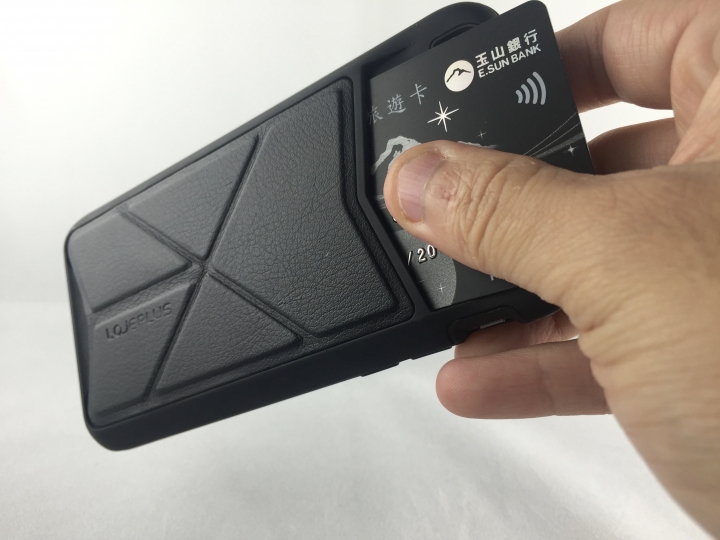 【開箱】可插卡還附送手機架,一兼二顧的變形金剛iPhone手機保護殼